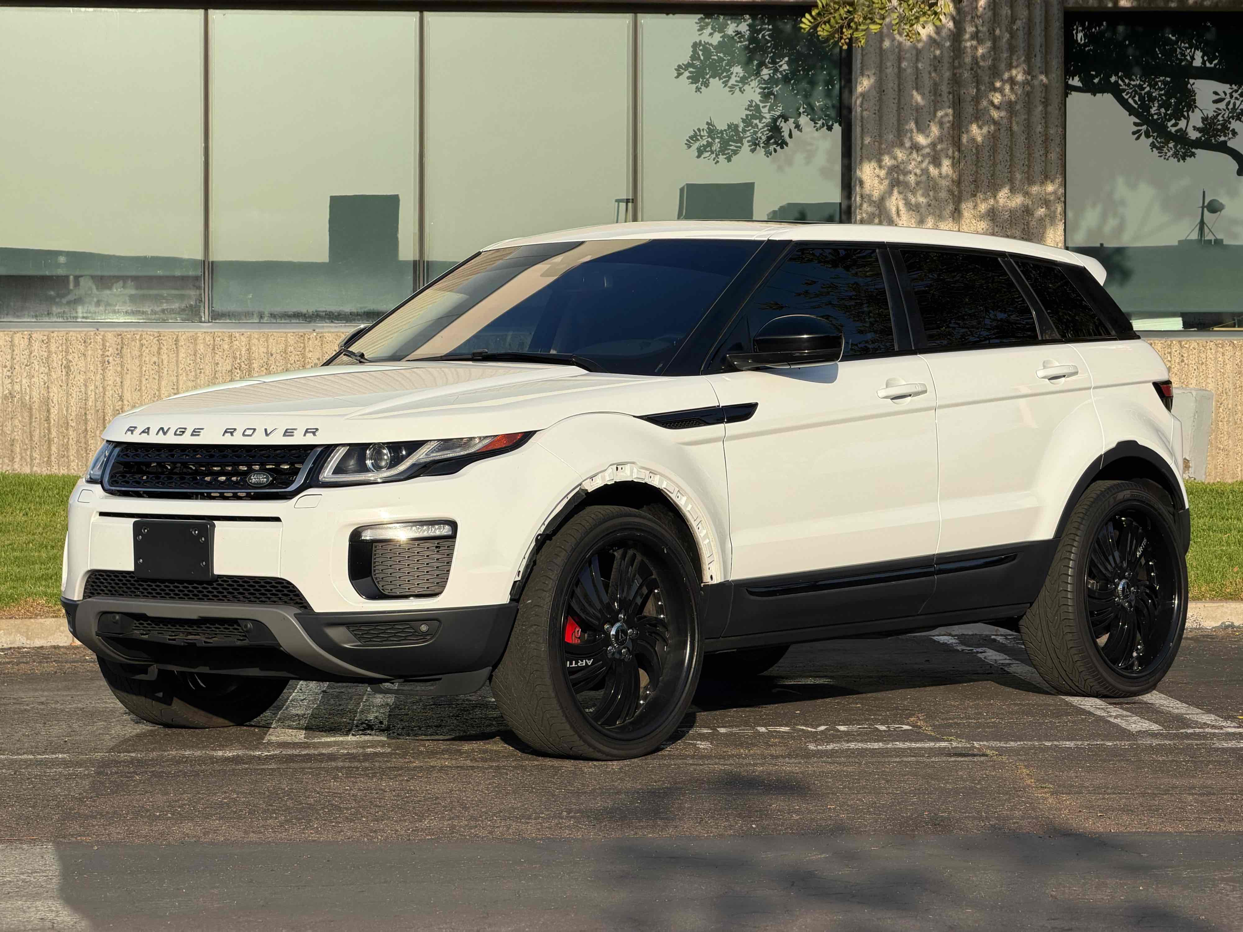 2019 Land Rover Range Rover Evoque SE Premium's photo