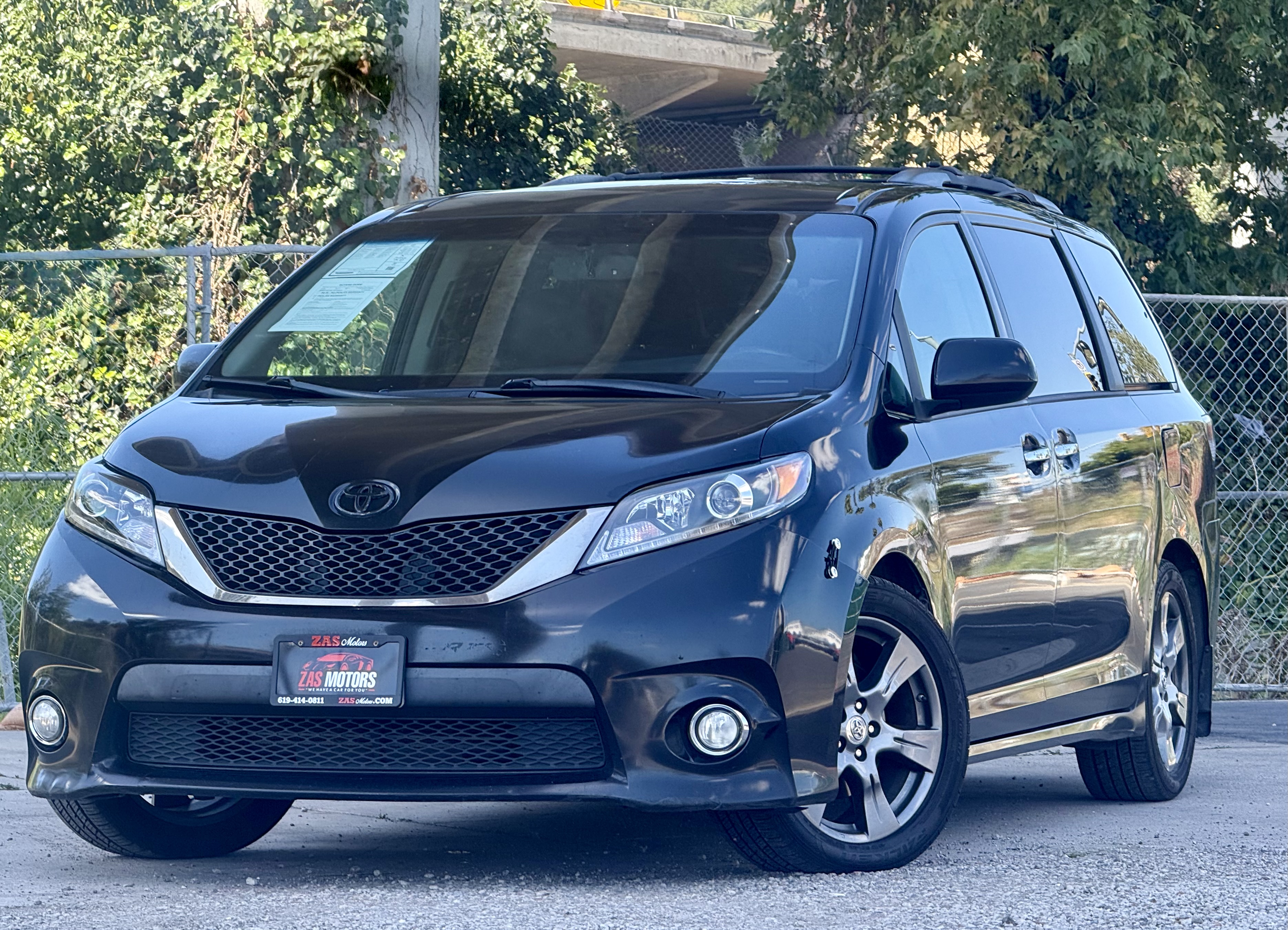 2017 Toyota Sienna SE V6 8-Passenger's photo