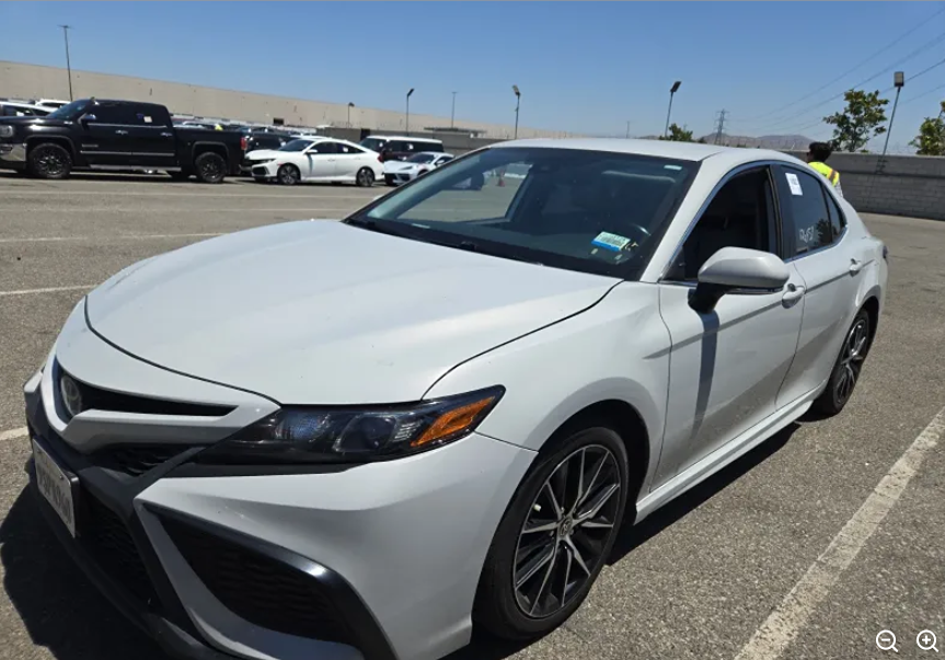 2022 Toyota Camry SE Hybrid's photo