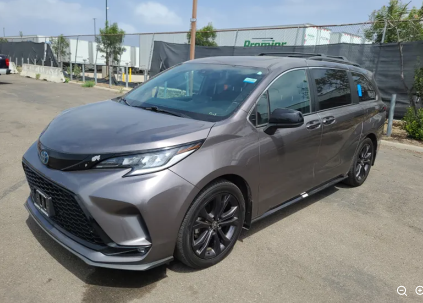 2022 Toyota Sienna XSE 7-Passenger Hybrid FWD's photo