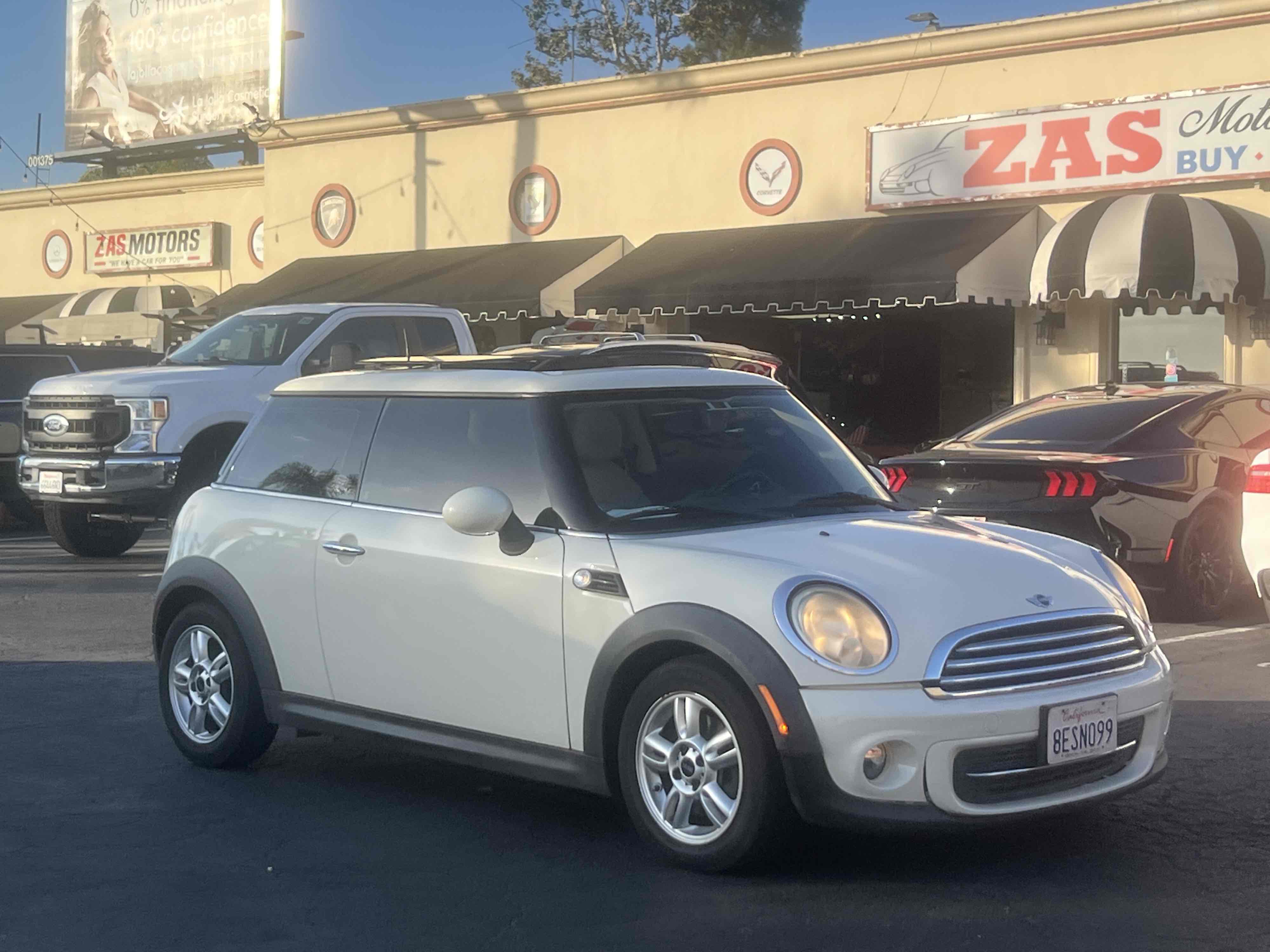 Pepper White 2011 MINI Cooper Hatchback Front-Wheel Drive Automatic
