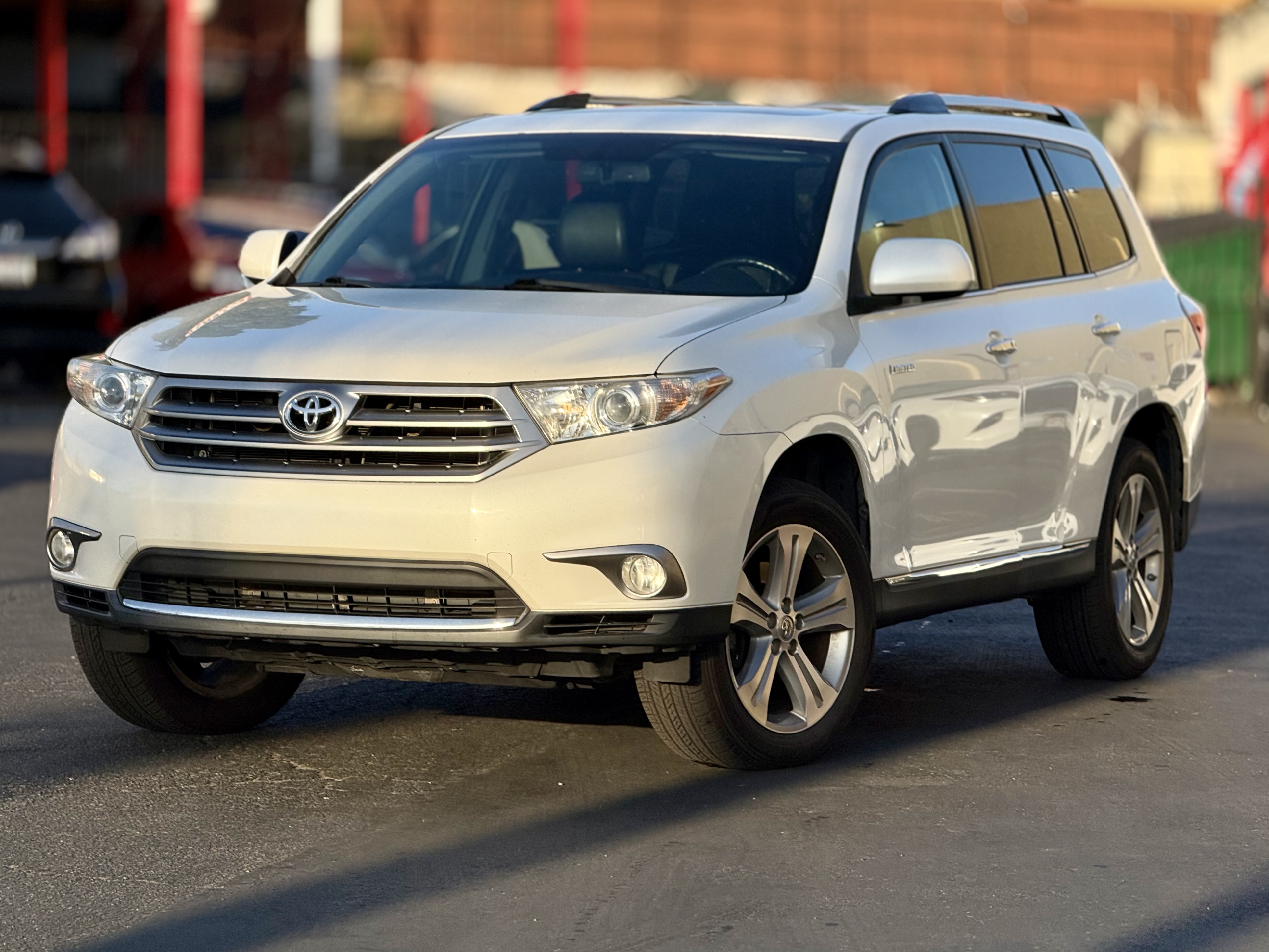 White (Blizzard Pearl) 2013 Toyota Highlander SUV / Crossover Front-Wheel Drive Automatic