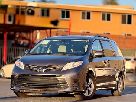 2019 Toyota Sienna LE Clean Title
