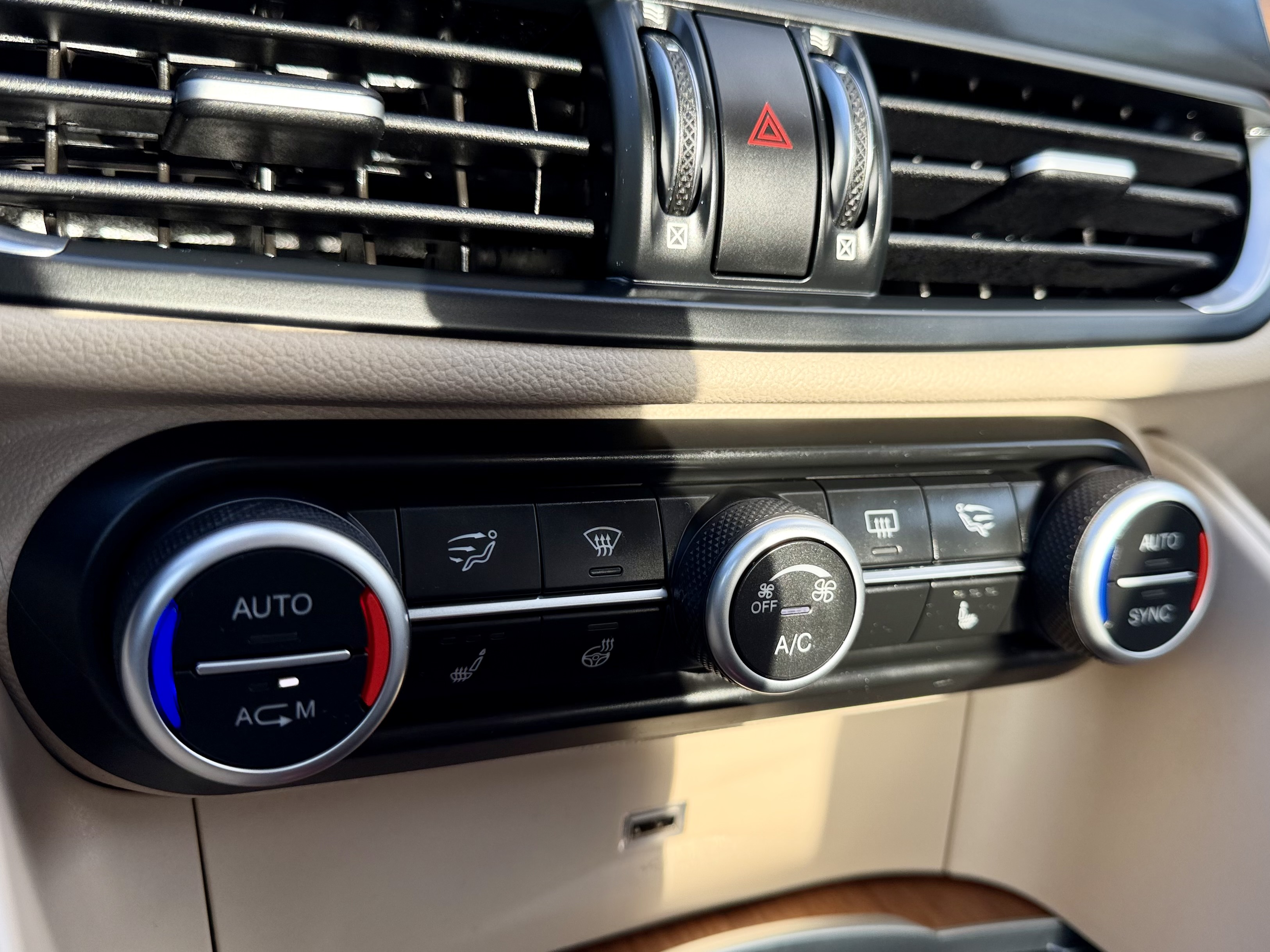 Alfa Romeo Giulia photo 28