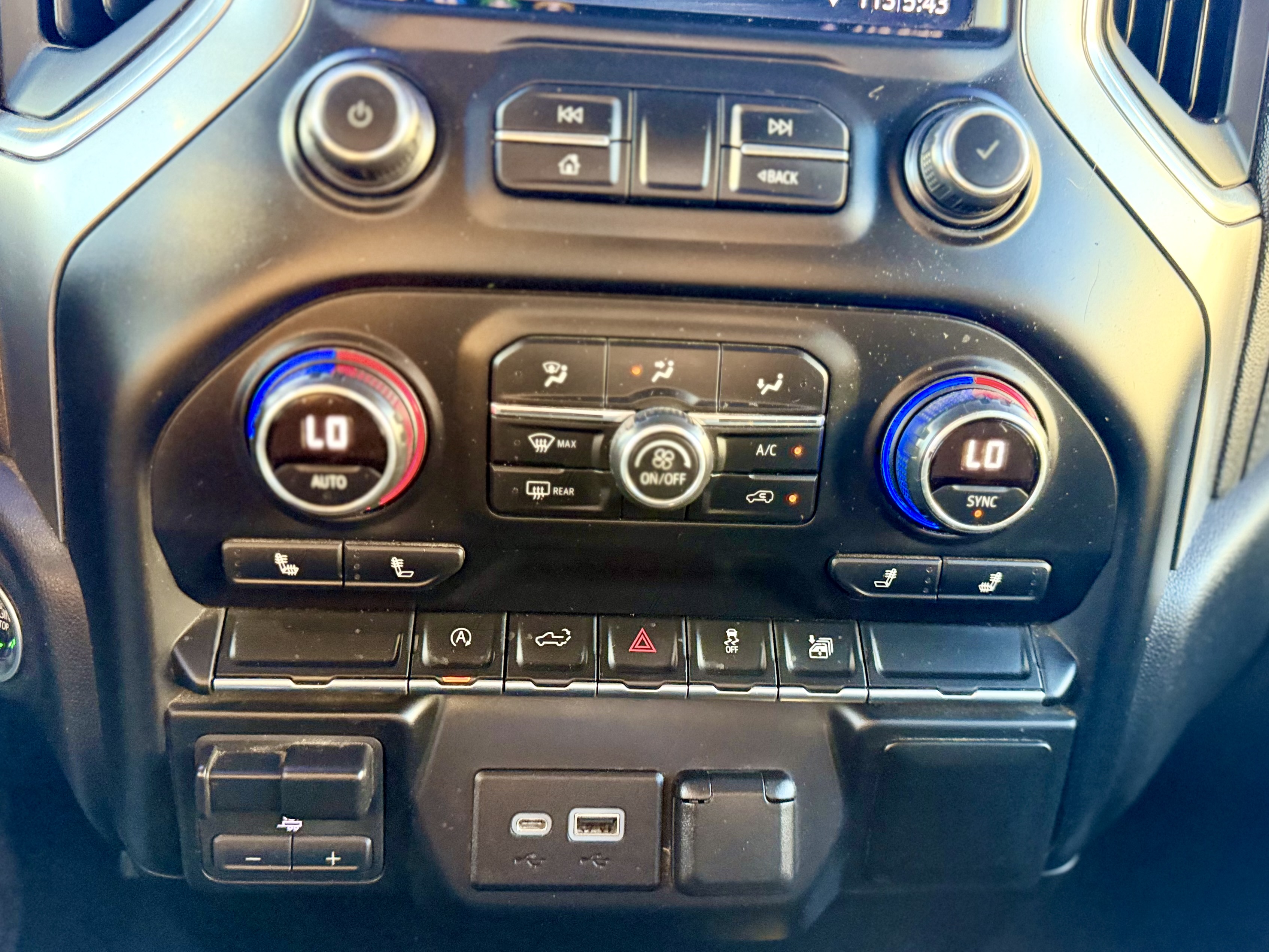 Chevrolet Silverado photo 30