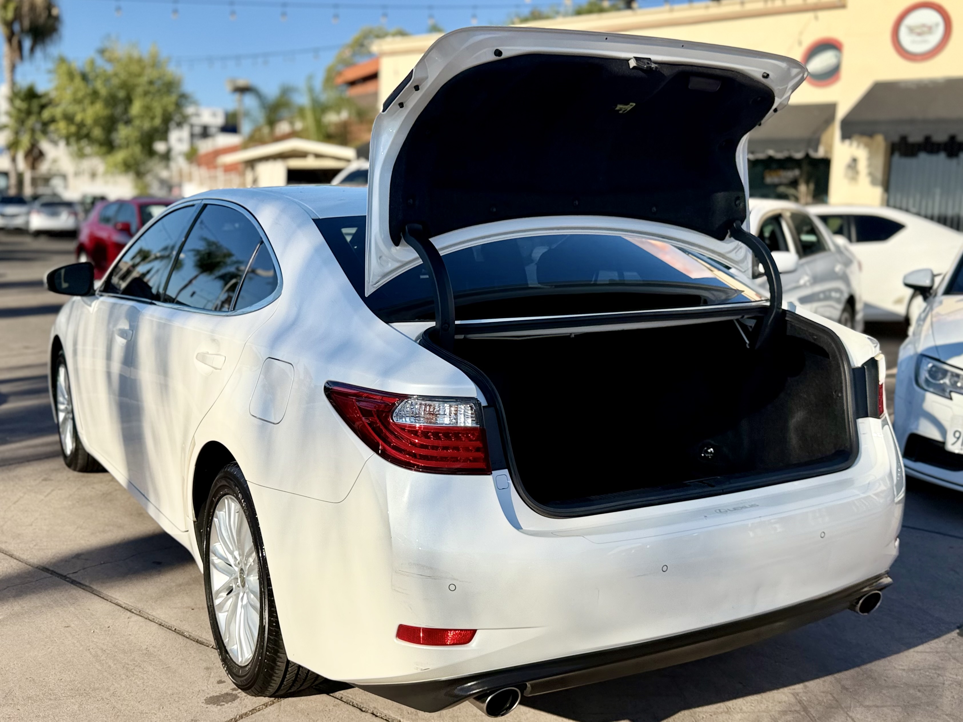 Photo 14 of this Lexus ES 350