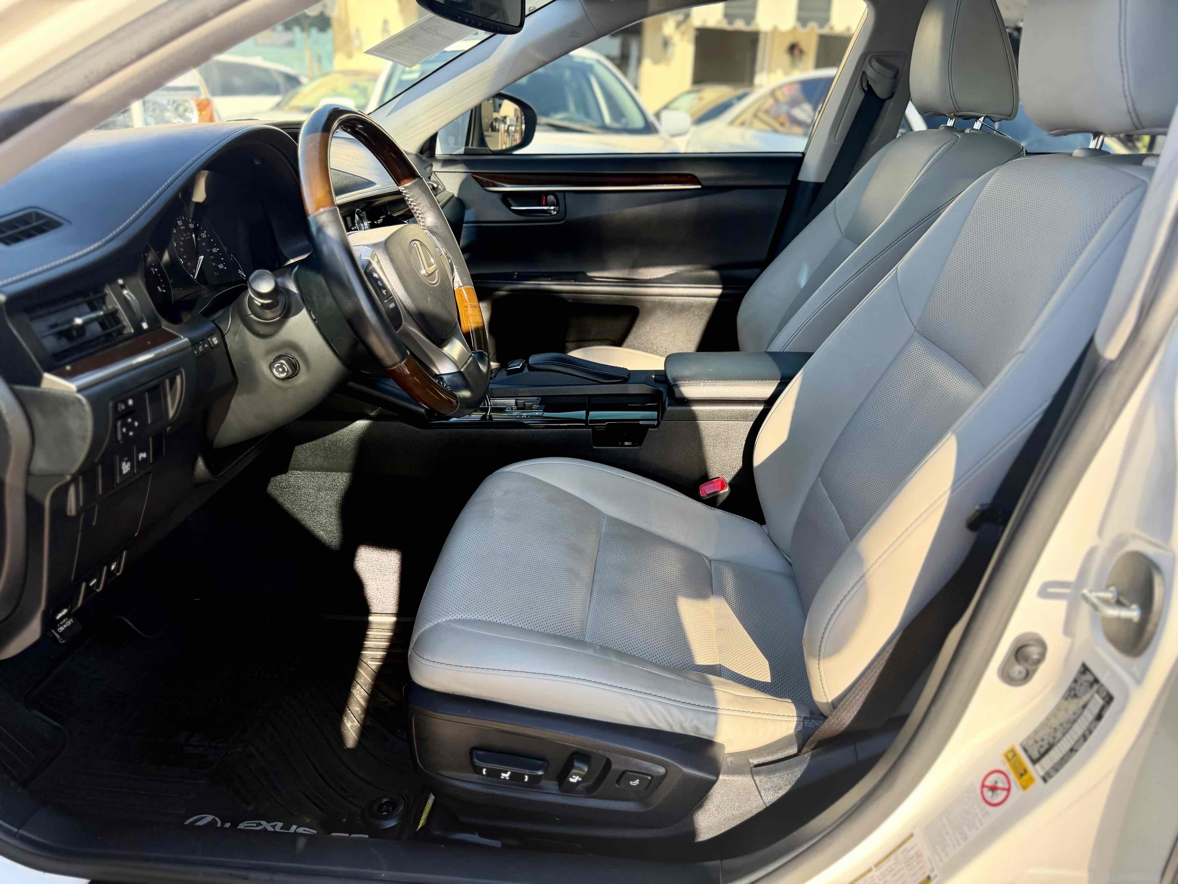 Photo 17 of this Lexus ES 350