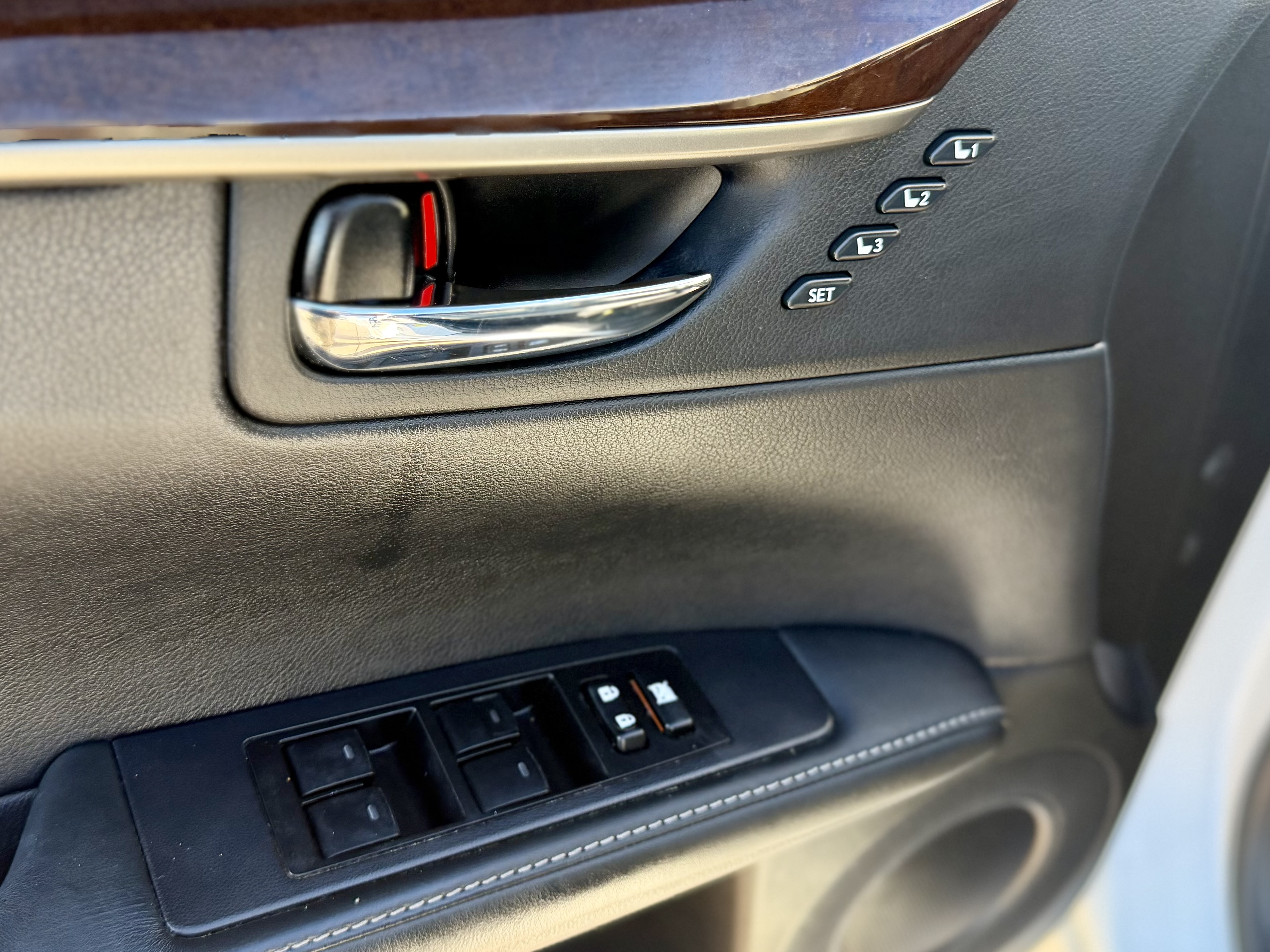 Photo 23 of this Lexus ES 350