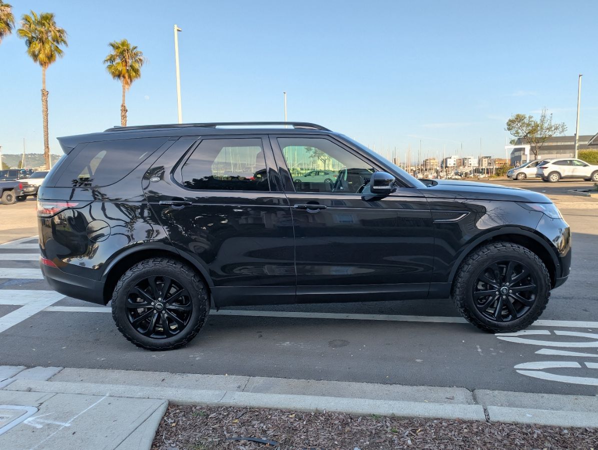 2017 Land Rover Discovery HSE photo 4