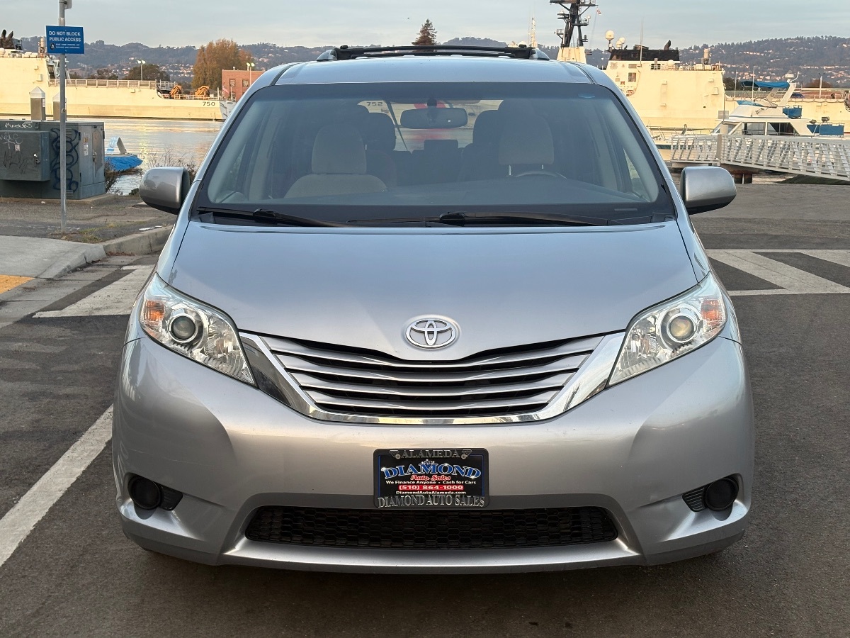 2017 Toyota Sienna LE photo 2