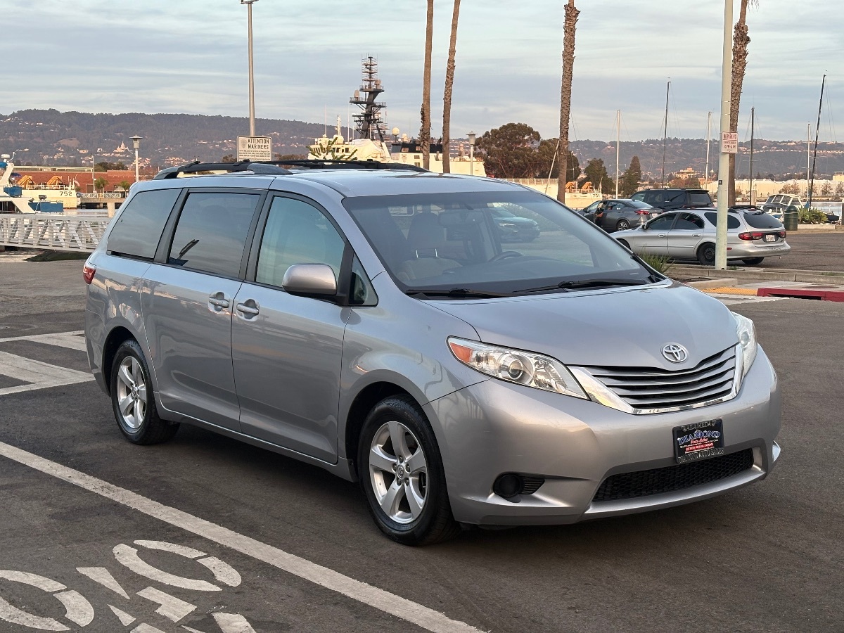 2017 Toyota Sienna LE photo 3