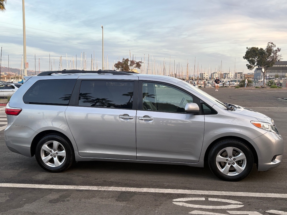 2017 Toyota Sienna LE photo 4