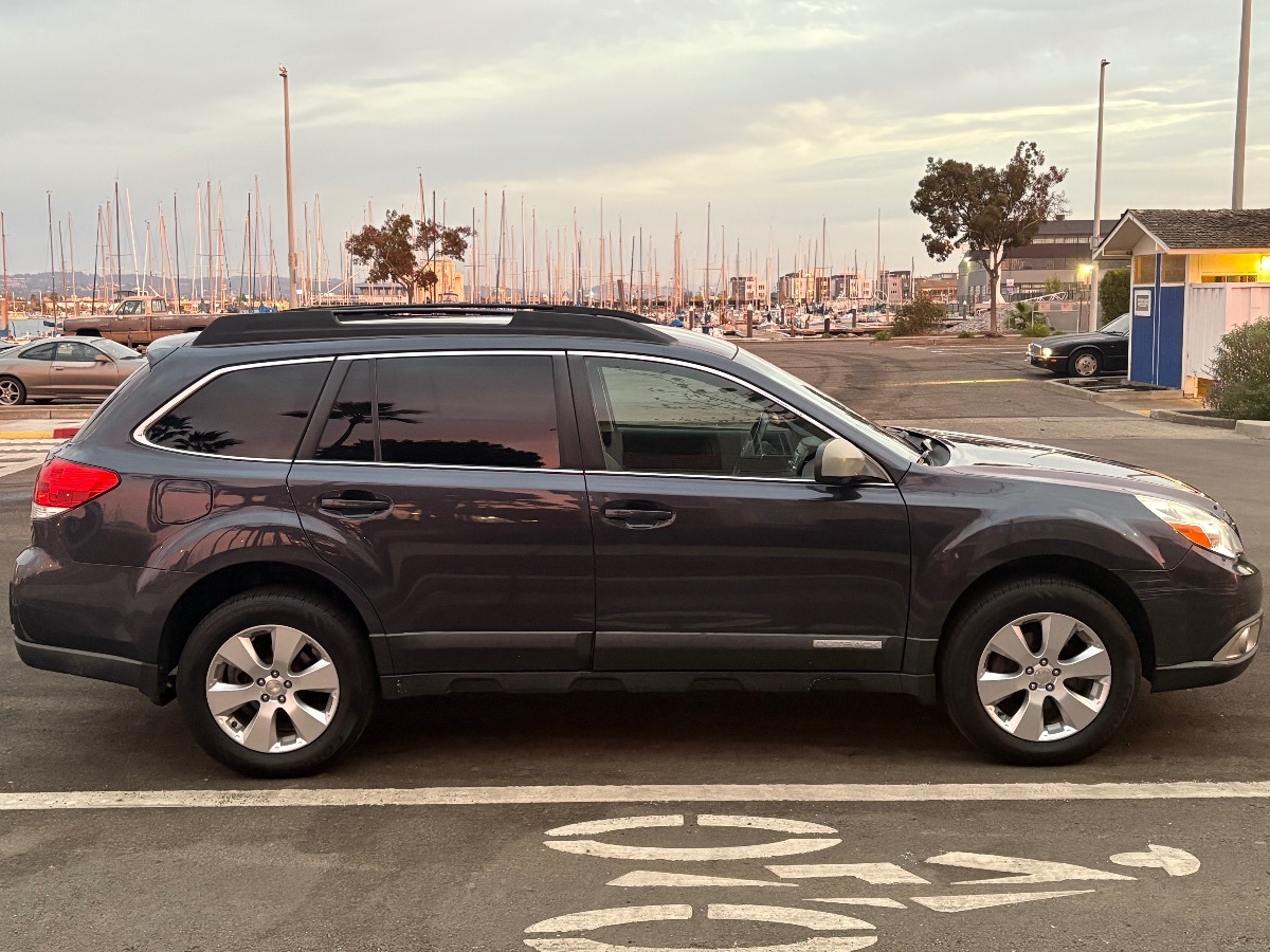 2010 Subaru Outback Limited photo 4