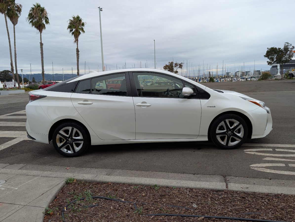 2016 Toyota Prius Two Eco Three Four Touring photo 4
