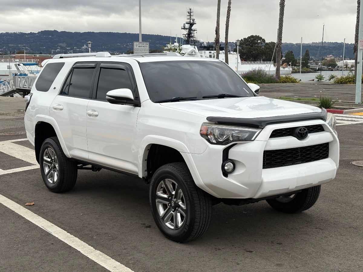 2016 Toyota 4Runner SR5 Premium photo 3