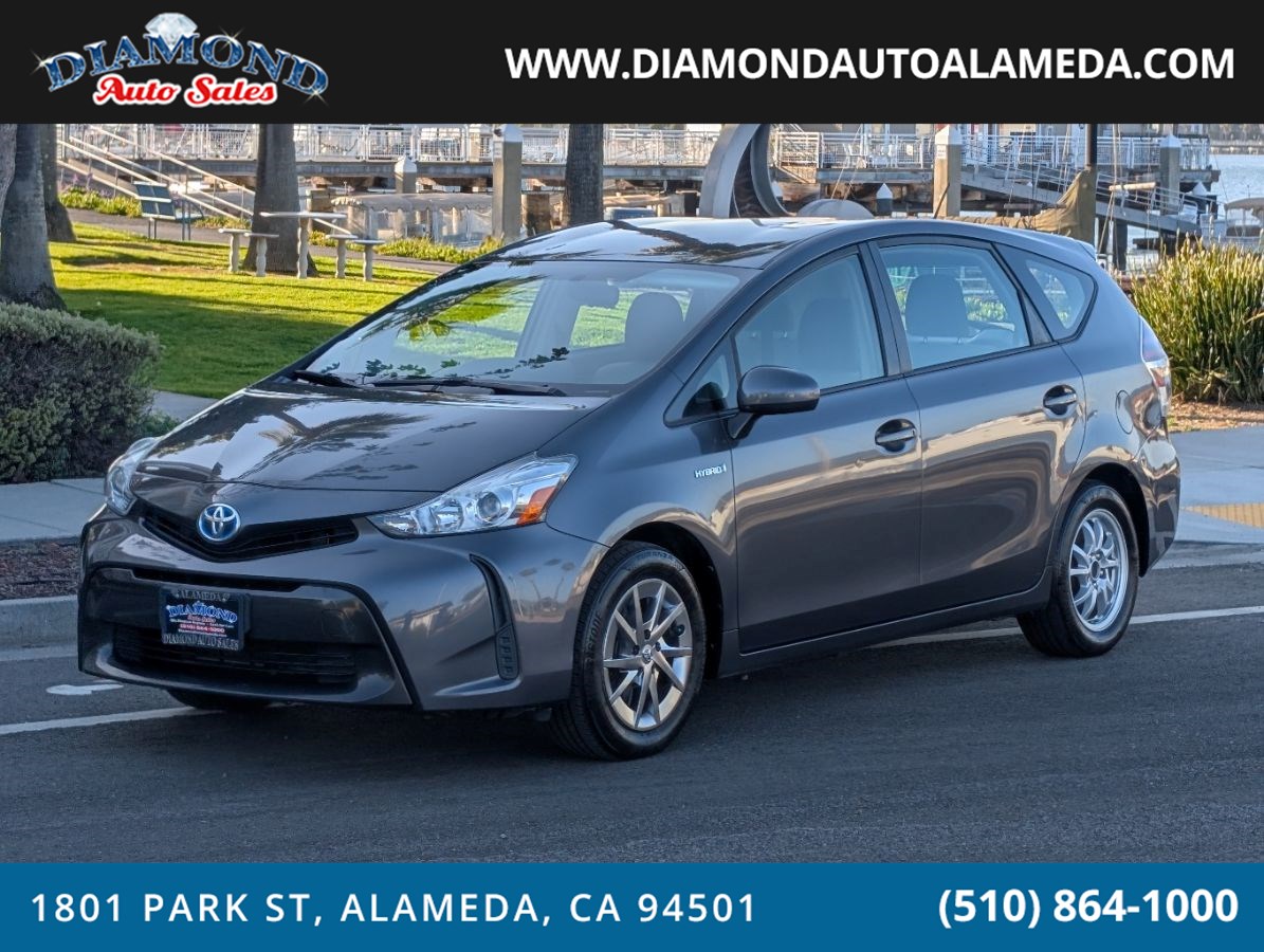2017 Toyota Prius v Five's photo