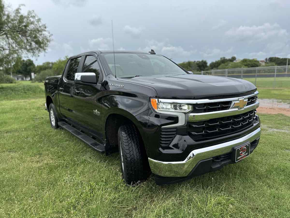 2022 Chevrolet Silverado 1500 LT - Photo 3