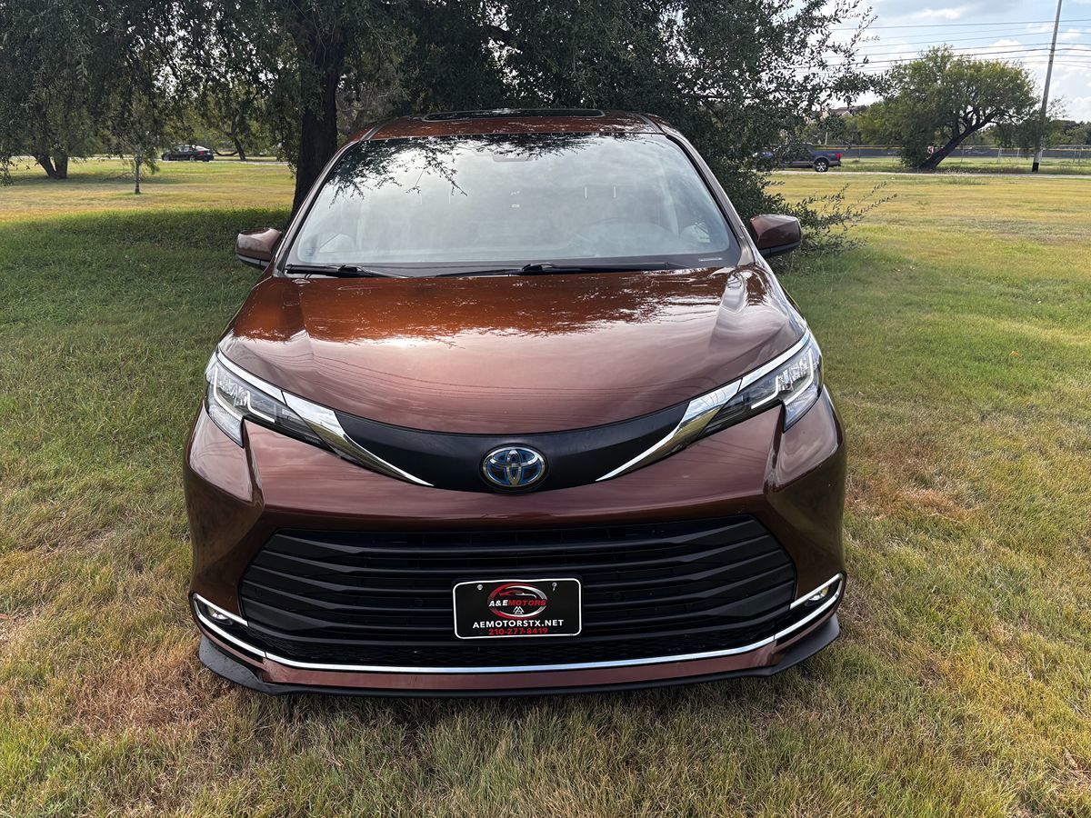 Toyota Sienna photo 2