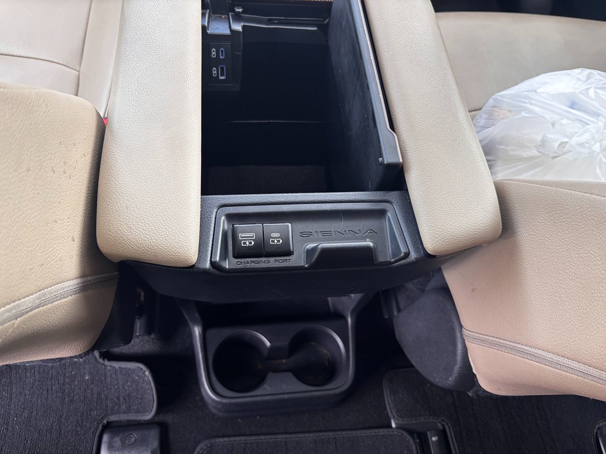Toyota Sienna photo 18
