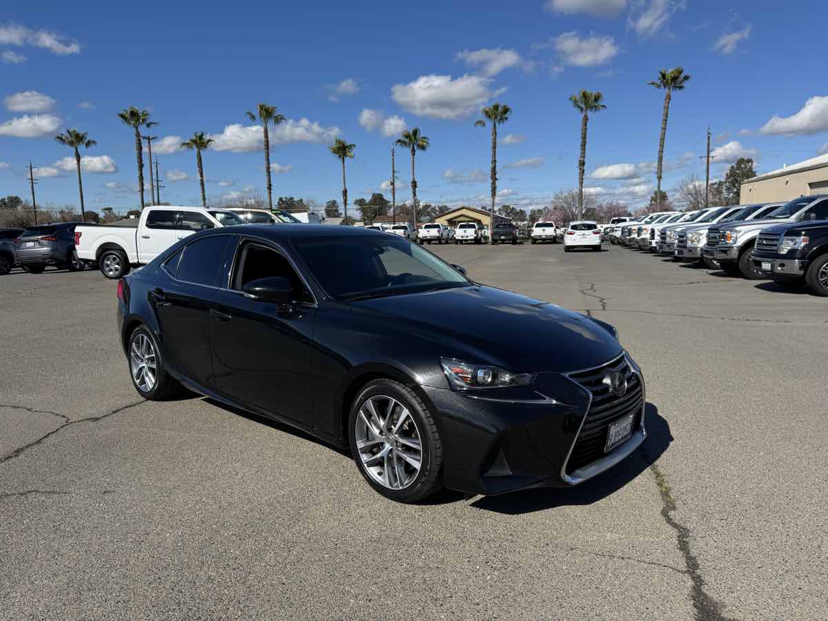 2018 Lexus IS 300 photo 2