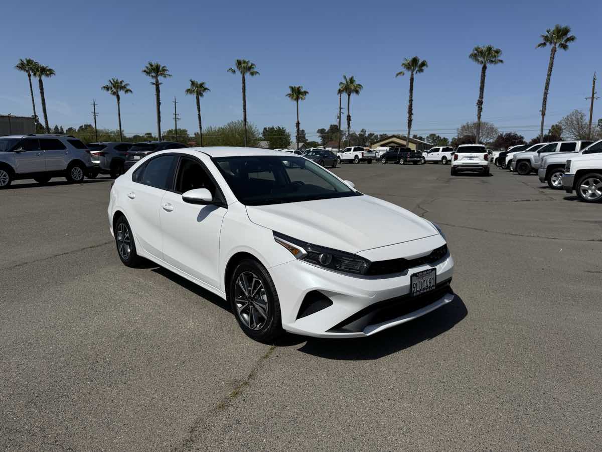 2023 Kia Forte LXS photo 2