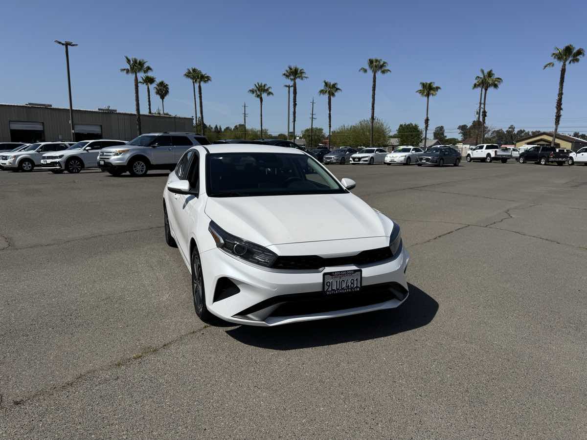 2023 Kia Forte LXS photo 3