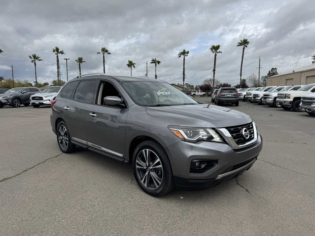 2020 Nissan Pathfinder Platinum photo 2