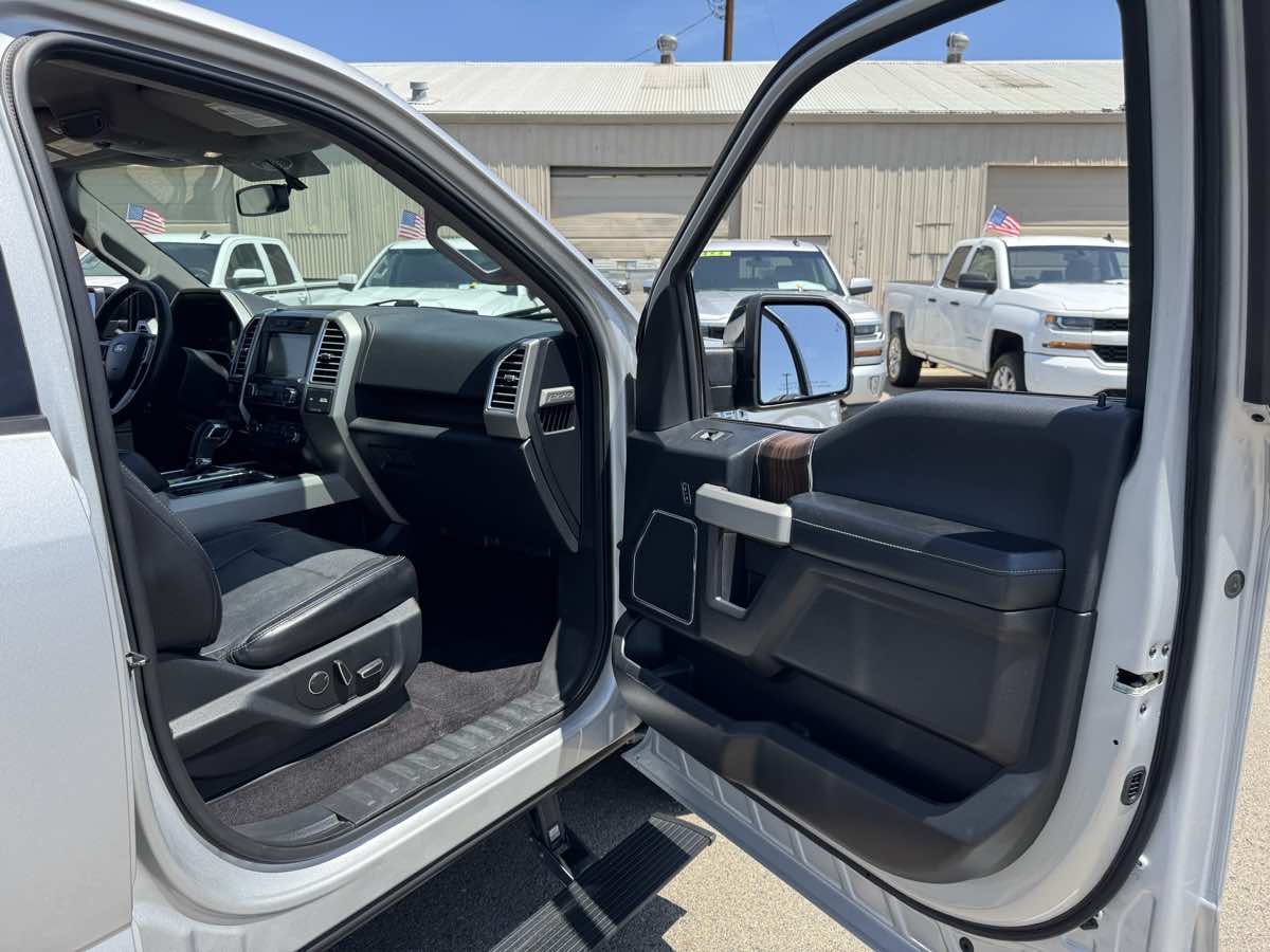 2016 Ford F-150 Lariat FX4 photo 17