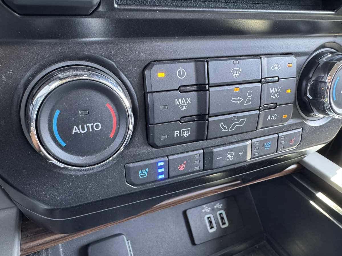 2016 Ford F-150 Lariat FX4 photo 31