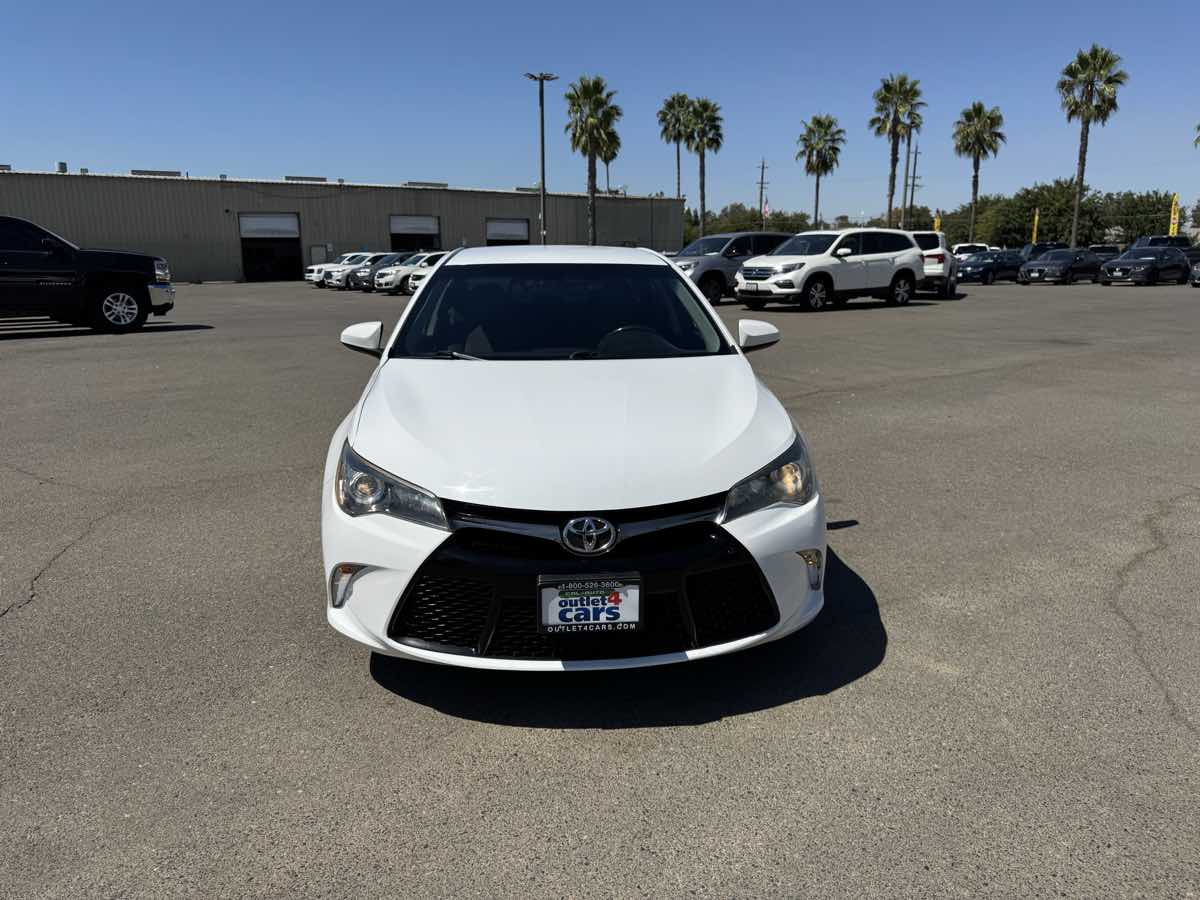 2017 Toyota Camry SE photo 2