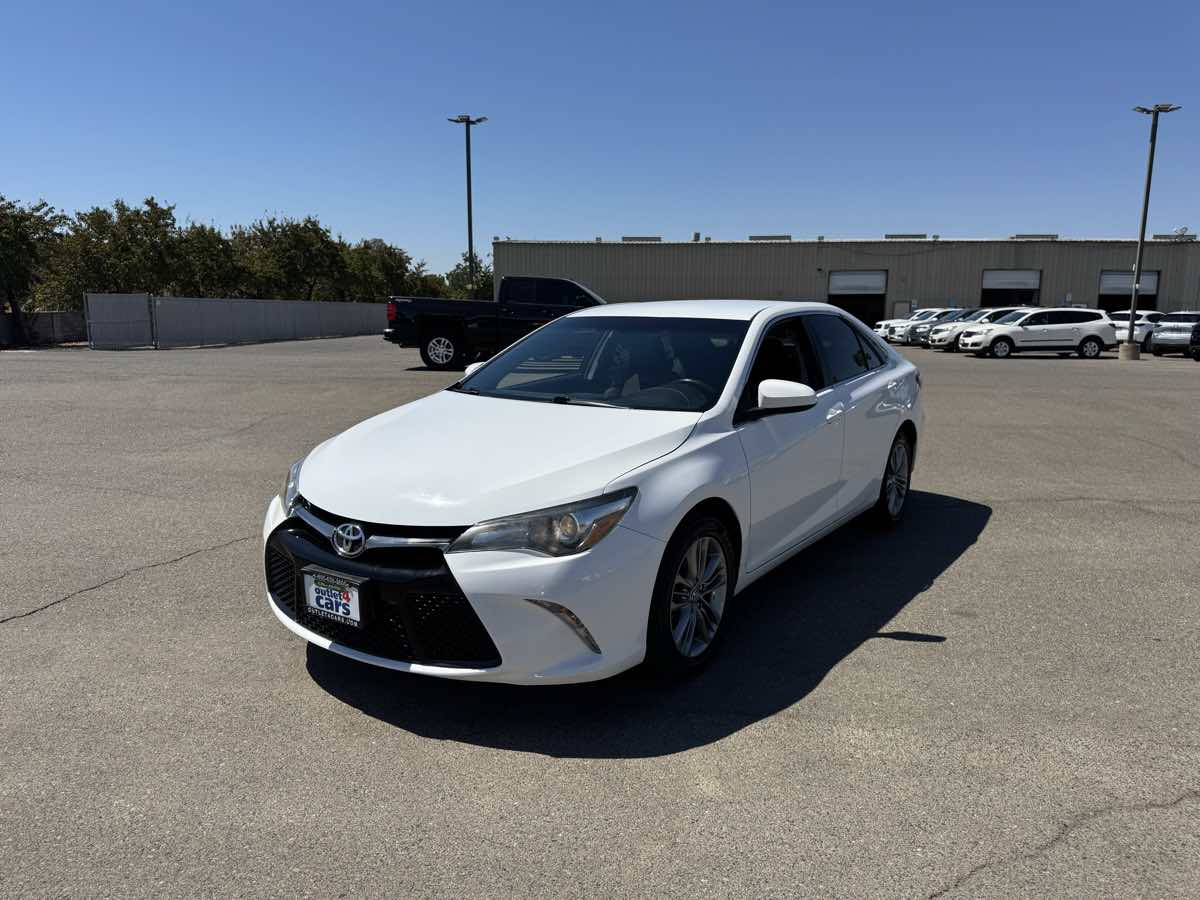 2017 Toyota Camry SE photo 3