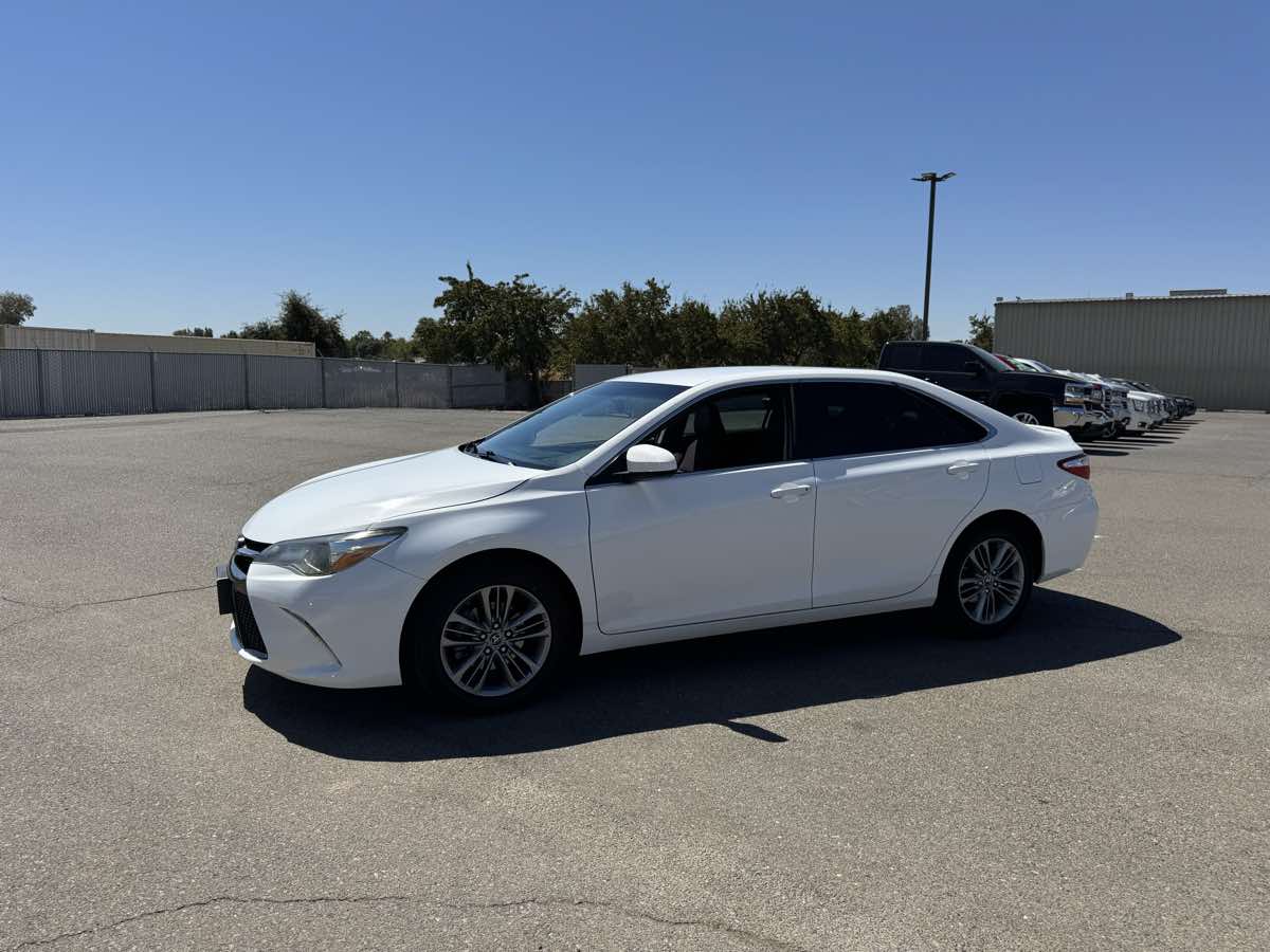 2017 Toyota Camry SE photo 4