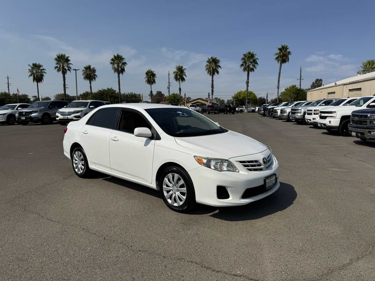 2013 Toyota Corolla LE photo 2