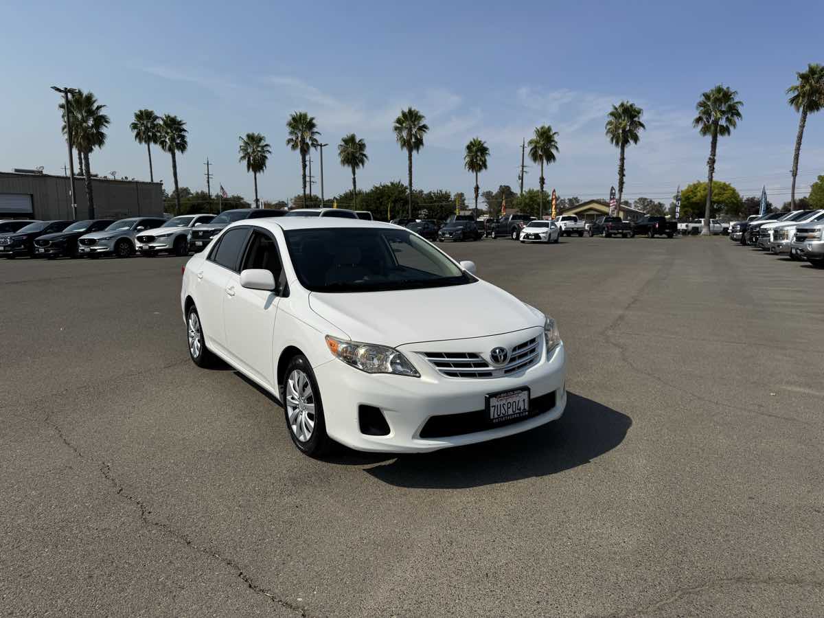 2013 Toyota Corolla LE photo 3