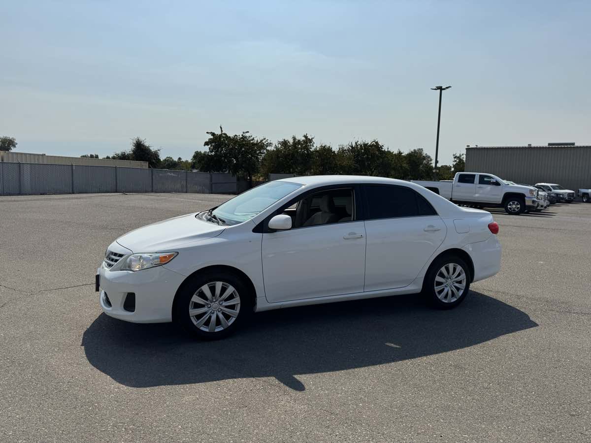 2013 Toyota Corolla LE photo 6