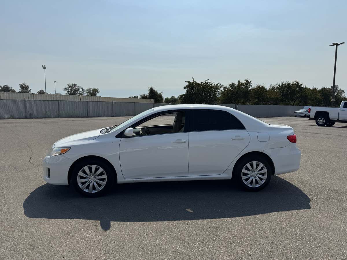 2013 Toyota Corolla LE photo 7