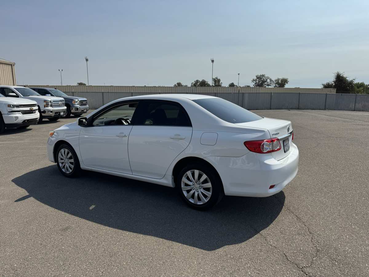2013 Toyota Corolla LE photo 8
