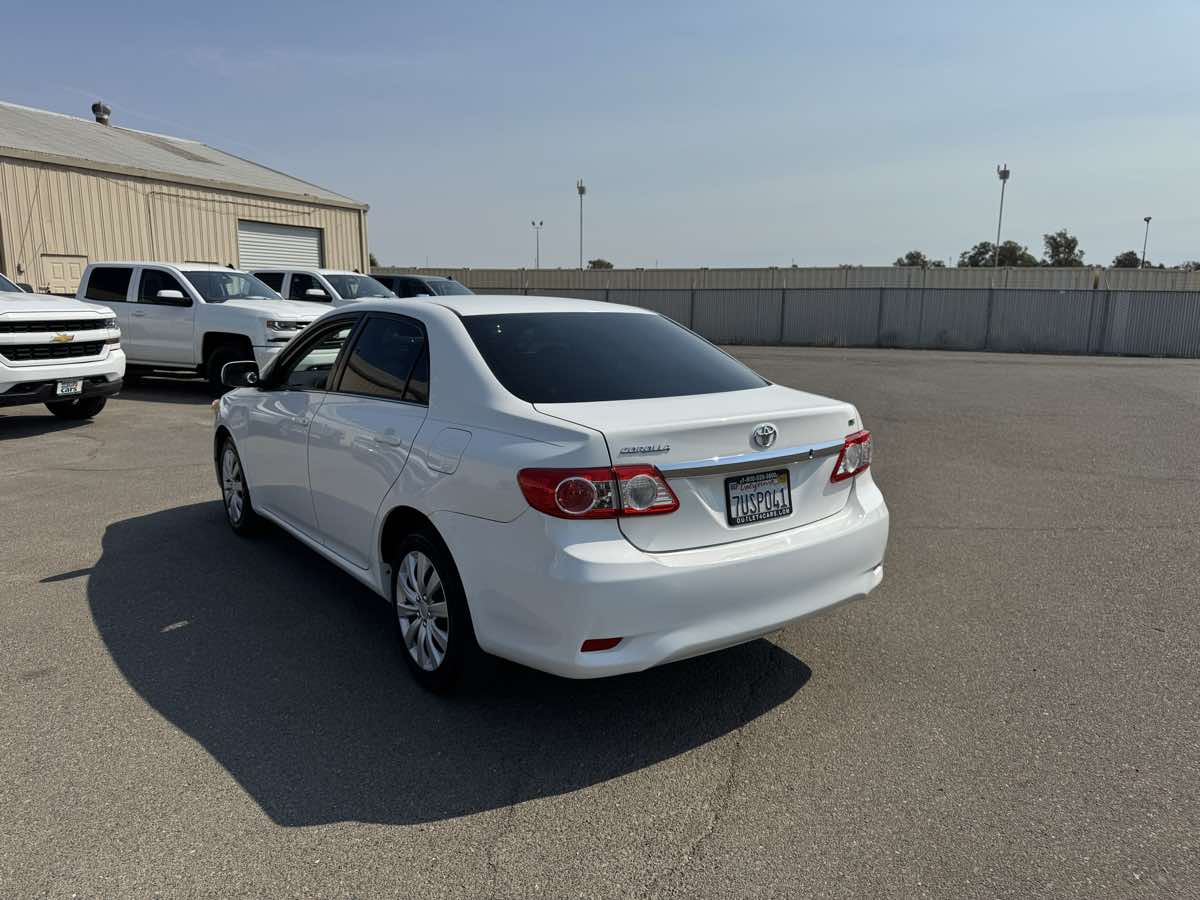 2013 Toyota Corolla LE photo 9