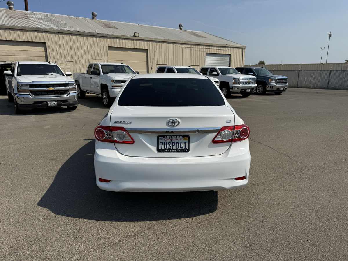 2013 Toyota Corolla LE photo 10