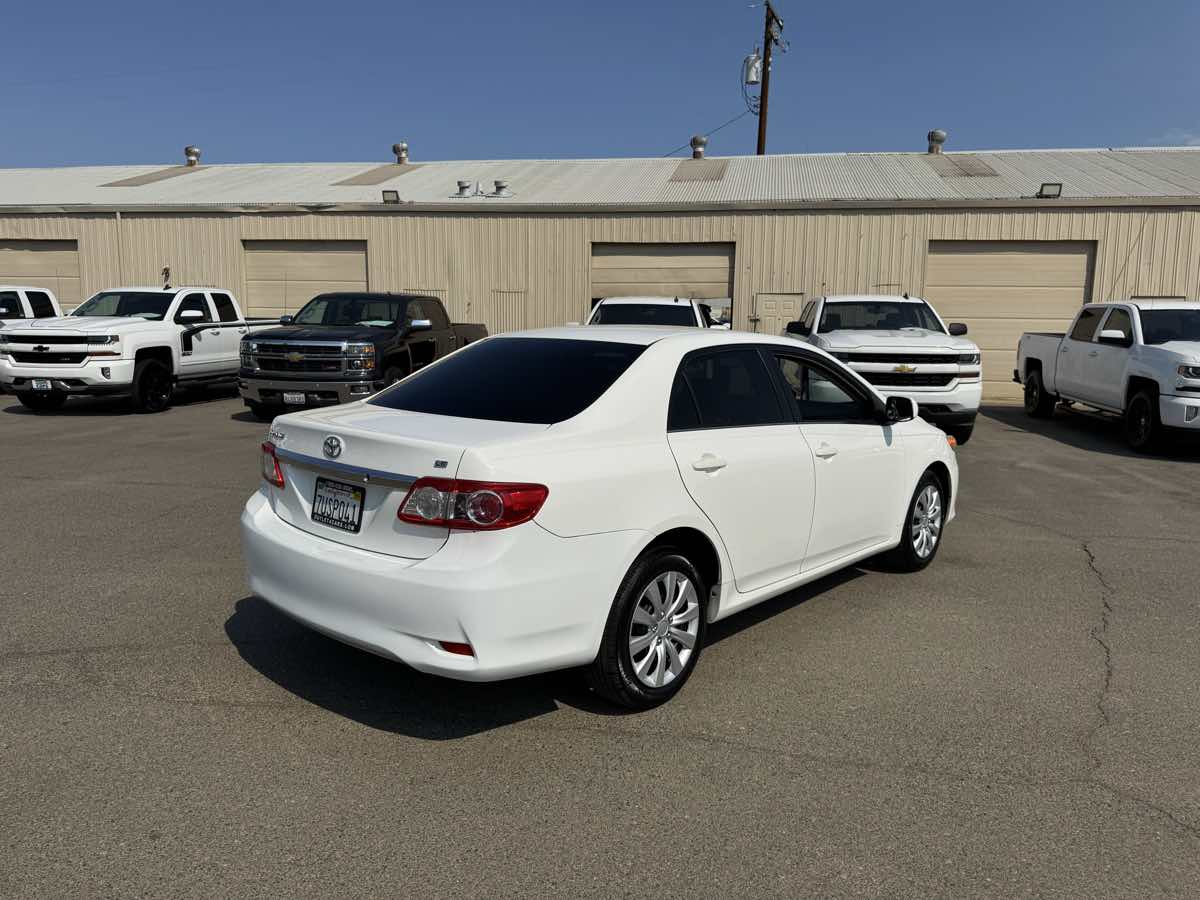 2013 Toyota Corolla LE photo 11