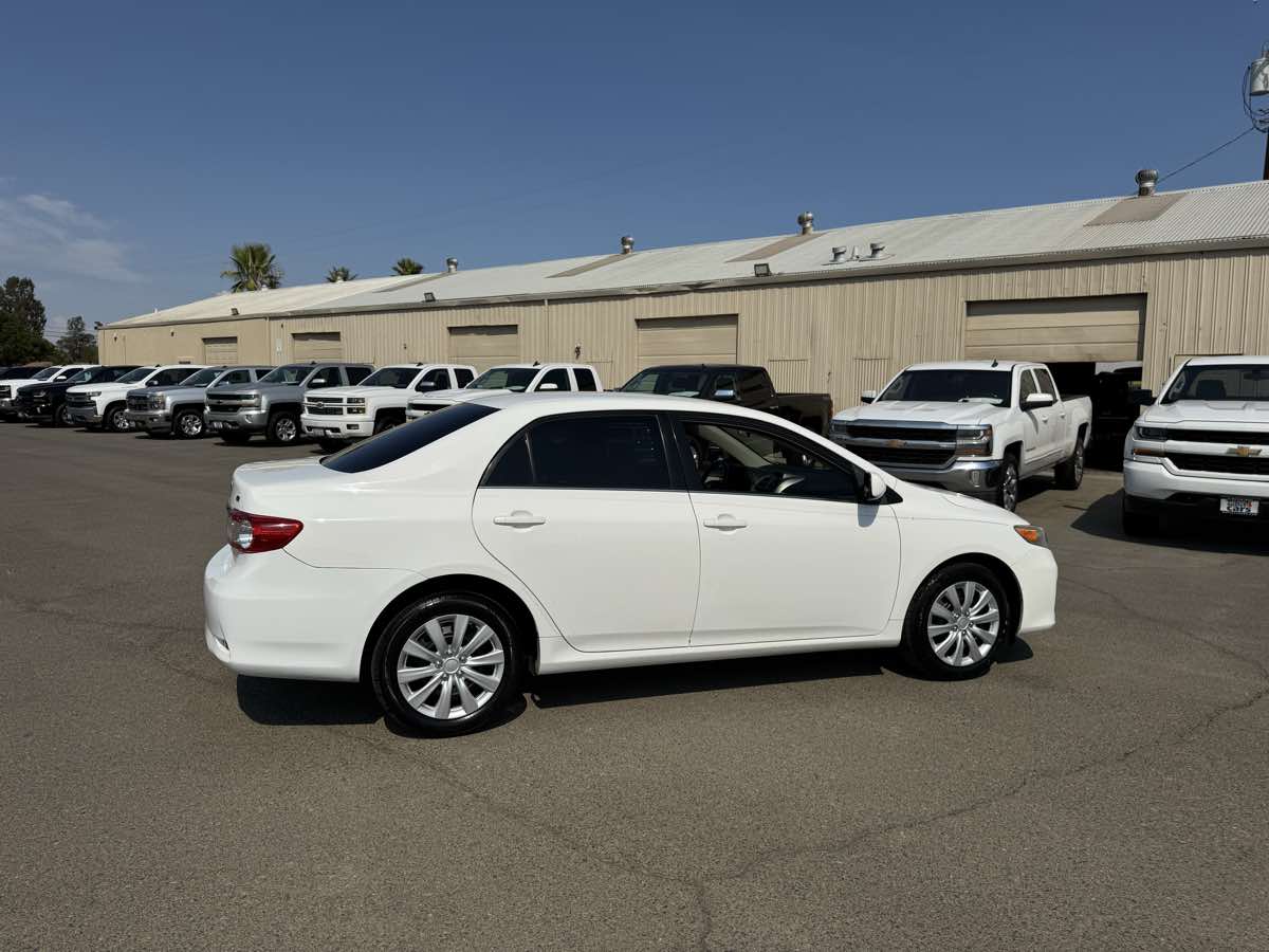 2013 Toyota Corolla LE photo 12