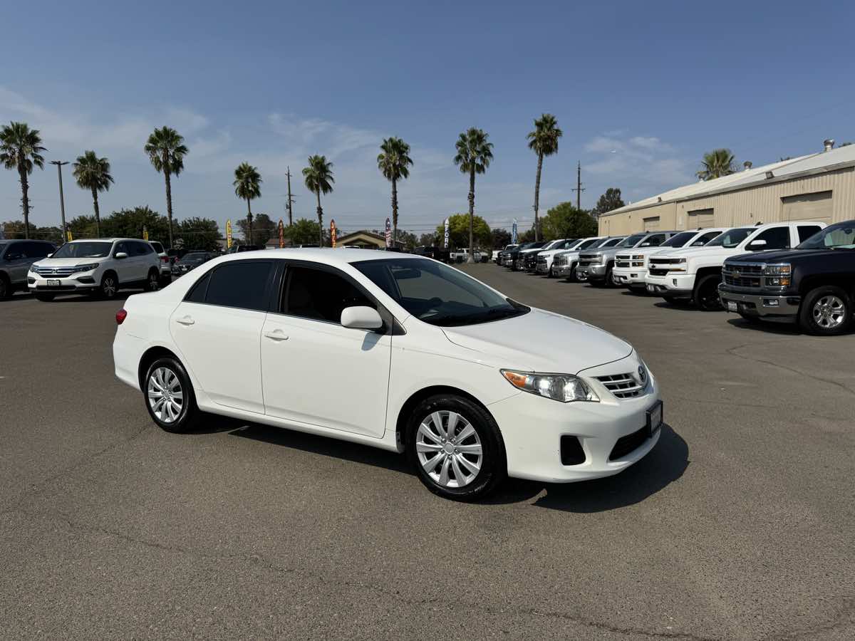 2013 Toyota Corolla LE photo 14