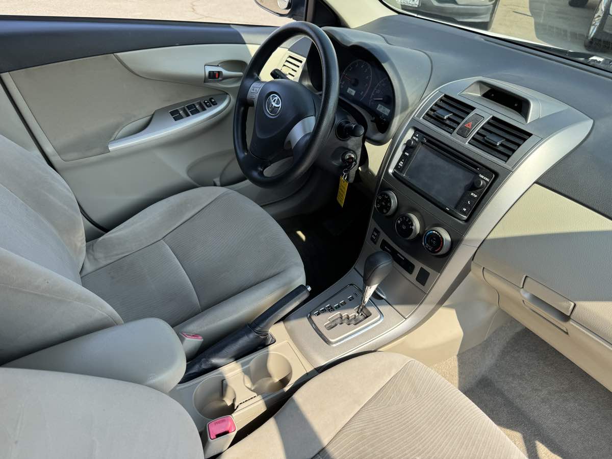 2013 Toyota Corolla LE photo 16