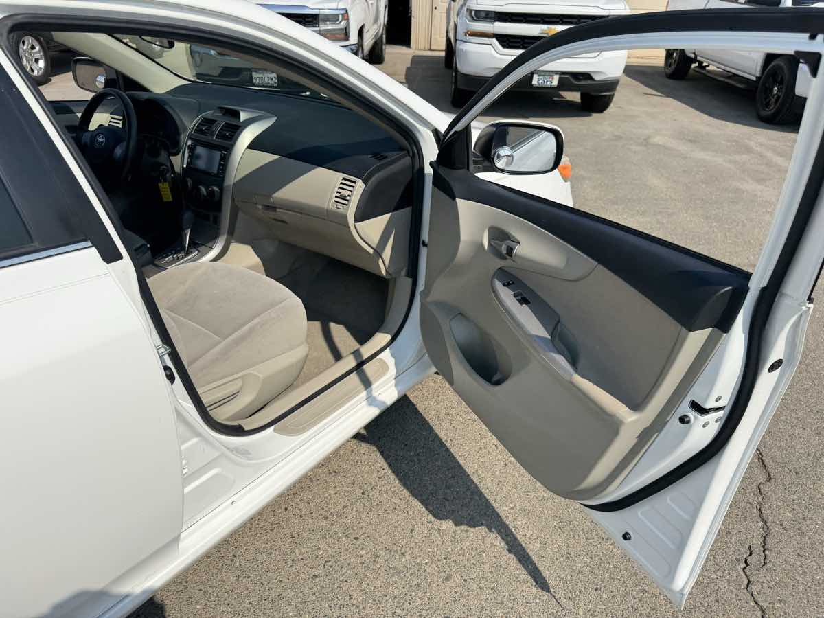 2013 Toyota Corolla LE photo 17