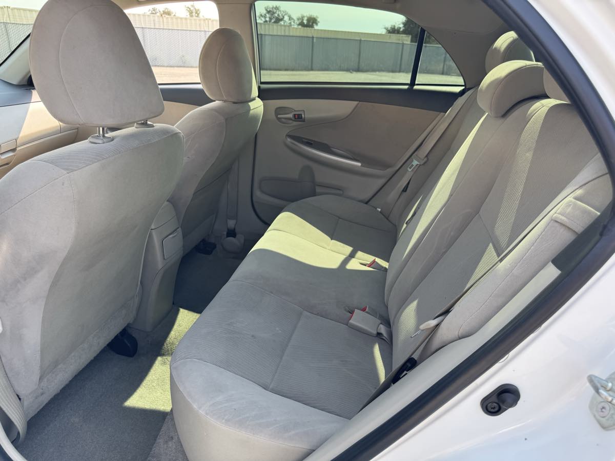 2013 Toyota Corolla LE photo 20