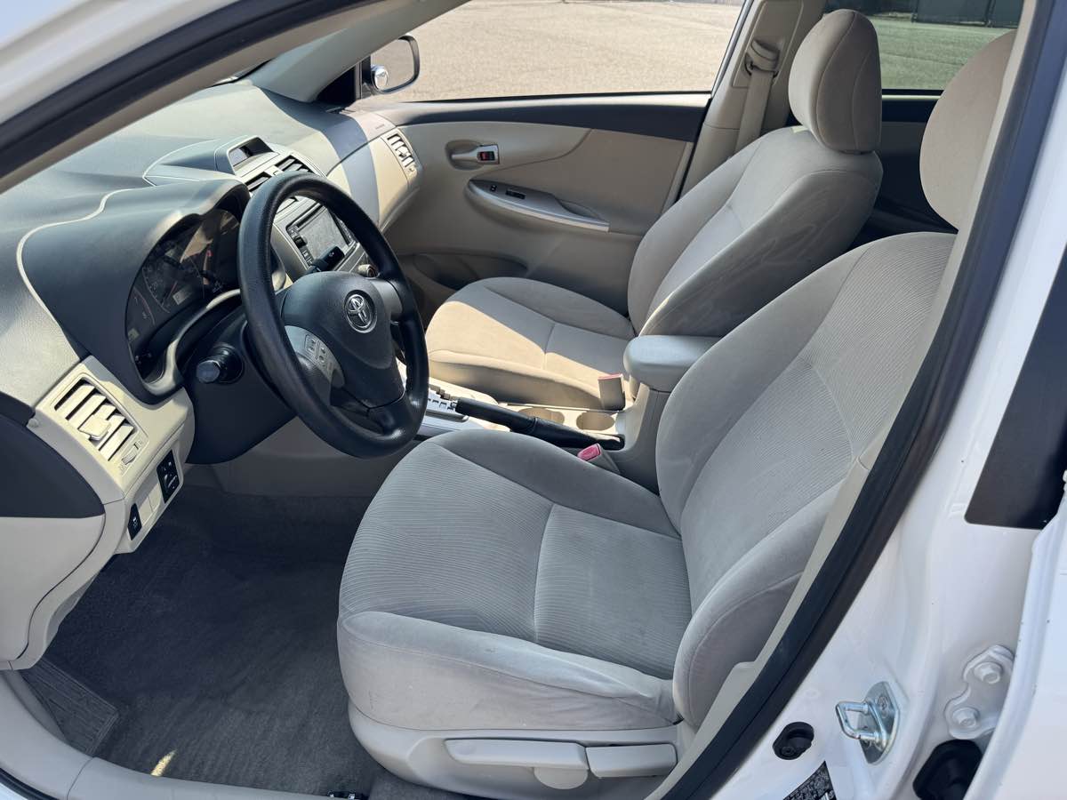 2013 Toyota Corolla LE photo 22