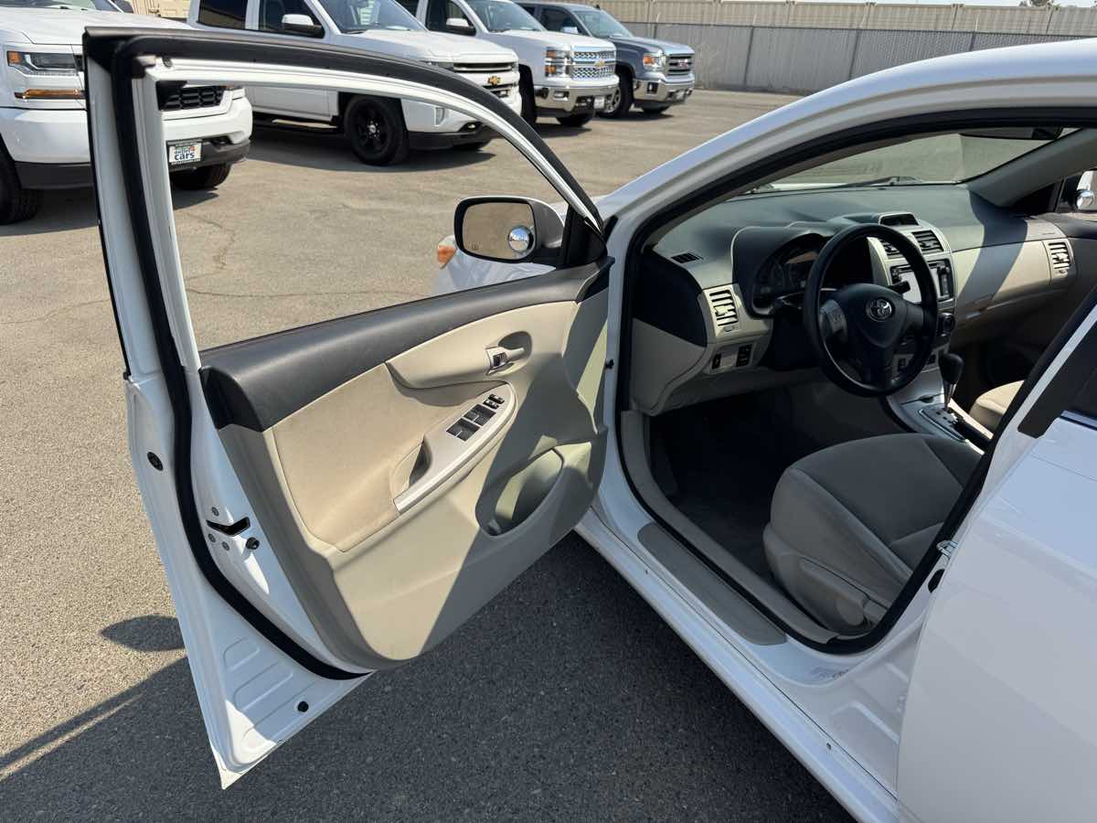 2013 Toyota Corolla LE photo 23