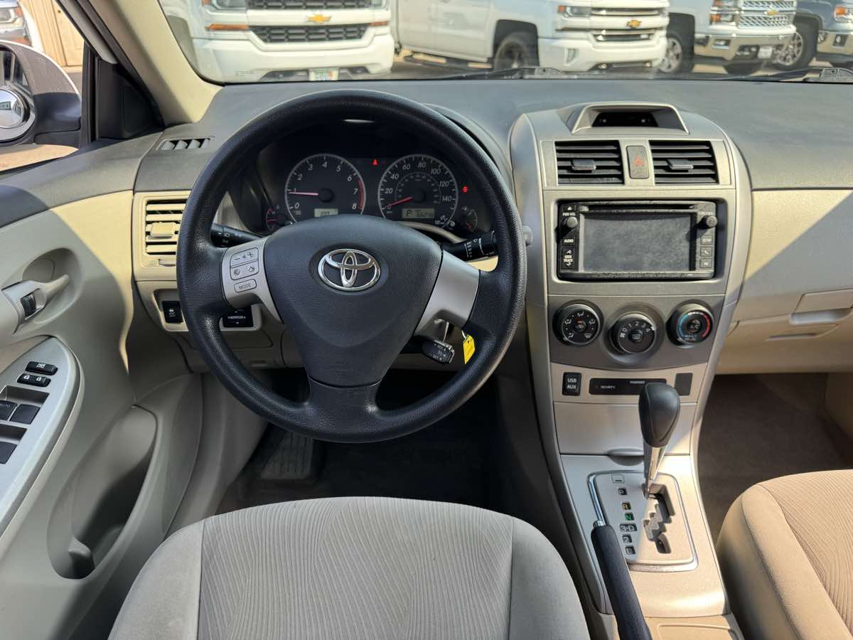 2013 Toyota Corolla LE photo 24