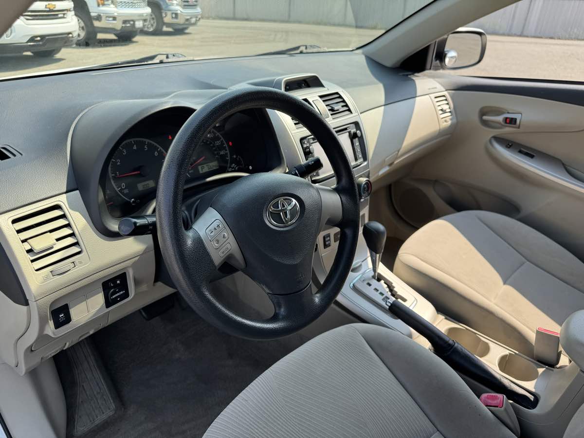 2013 Toyota Corolla LE photo 25
