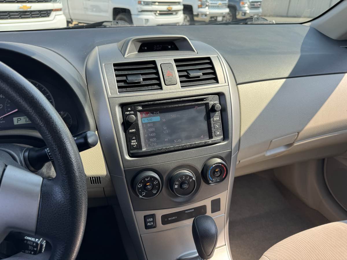 2013 Toyota Corolla LE photo 27